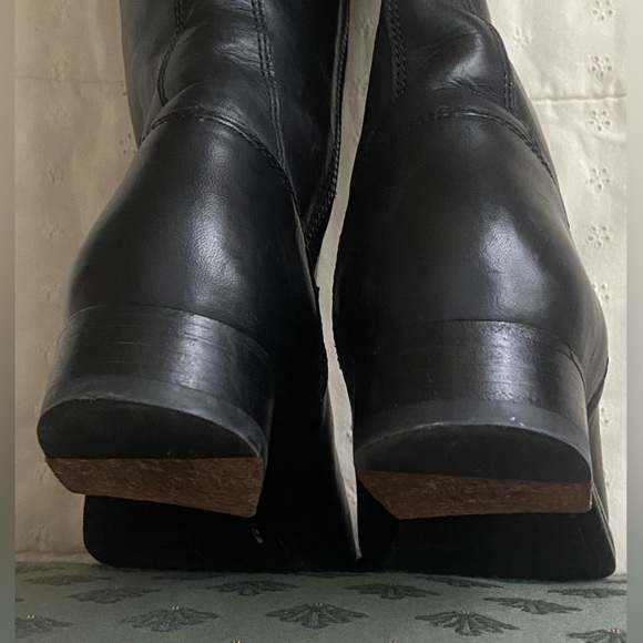Frye Molly black leather side zip riding boot. One inch heel. - Picture 12 of 15
